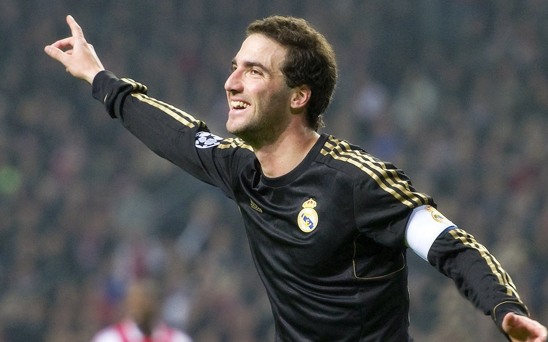 “无限可能，2025电竞舞台引爆年轻力量！”